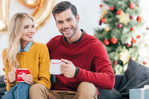 Coppia Sorridente Con Tazze Caffè Casa Vigilia Natale — Foto Stock