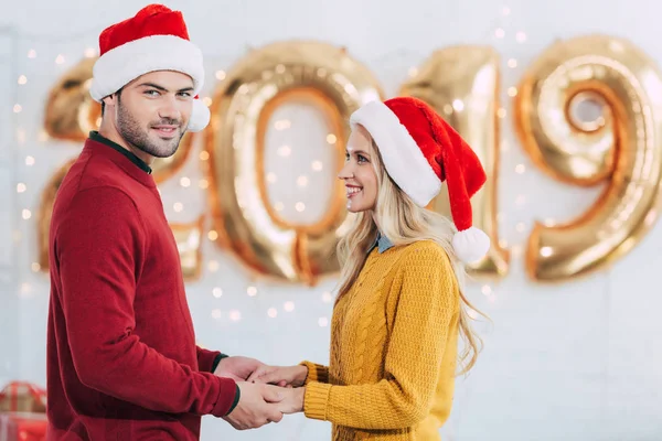 Sonriente Pareja Sombreros Santa Claus Tomados Mano Casa Con 2019 — Foto de Stock