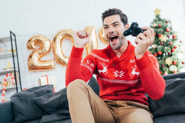 Ενθουσιασμένος Άνθρωπος Παίζει Βίντεο Παιχνίδι Joystick Κατά Διάρκεια Των Χριστουγέννων — Φωτογραφία Αρχείου