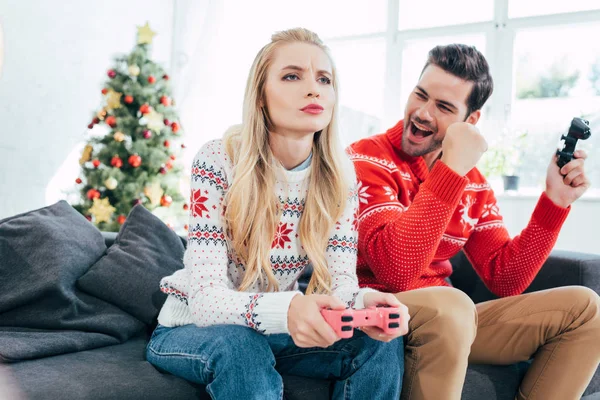 Junges Paar Spielt Videospiel Mit Steuerknüppeln Hause Mit Weihnachtsbaum — Stockfoto