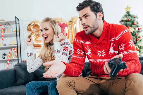 Hermosa Pareja Jugando Videojuego Con Almohadillas Alegría Víspera Navidad — Foto de Stock