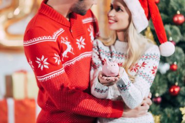 iki Noel Baba şapkaları kumbara evde banknot ile Noel arifesinde holding içinde