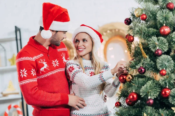 크리스마스 장식하고 커플들 — 스톡 사진