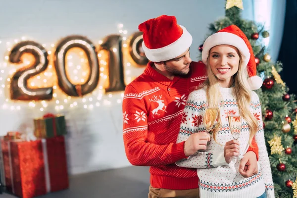 Happy Couple Santa Hats Clinking Champagne Glasses Celebrating 2019 New — Stock Photo, Image