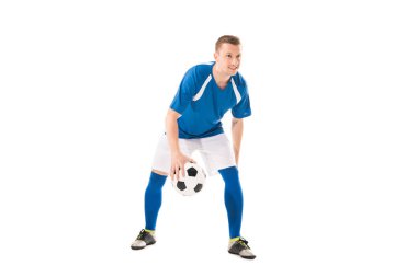 Genç sporcunun futbol topuyla oynamaya gülümseyen tam uzunlukta görünümü üzerinde beyaz izole