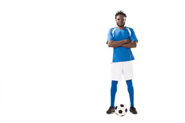çapraz kolları ile duran ve üzerinde beyaz izole kamera bakarak emin Afro-Amerikan futbol oyuncusu 