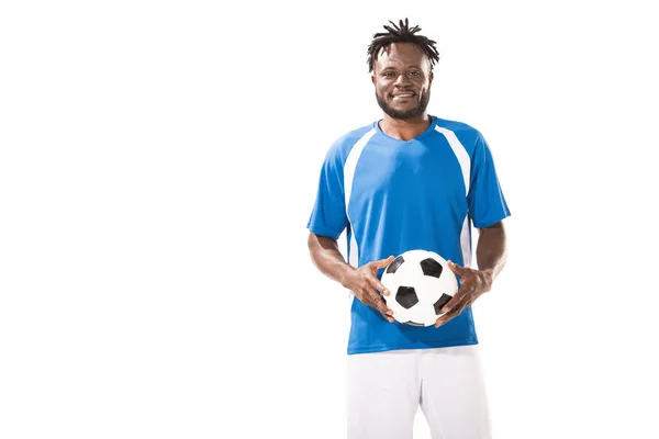 Glad Afroamerikanska Sportsman Holding Fotboll Och Ler Mot Kameran Isolerad — Stockfoto