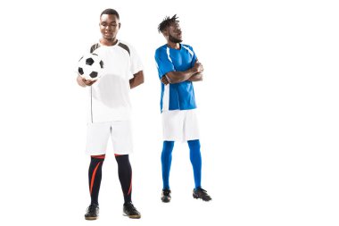 atletik genç Afro-Amerikan futbol oyuncuları ayakta beyaz izole
