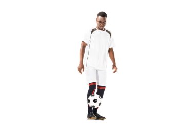 beyaz izole futbol topu ile oynayan genç Afro-Amerikan sporcu
