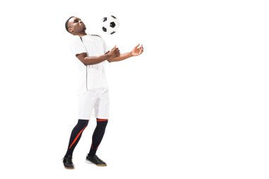beyaz izole göğüs ile topa vuruyor genç Afro-Amerikan futbol oyuncusu  