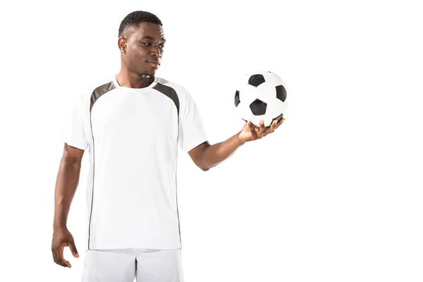Lächelnder Afrikanischer Fußballspieler Mit Ball Auf Weißem Untergrund — Stockfoto