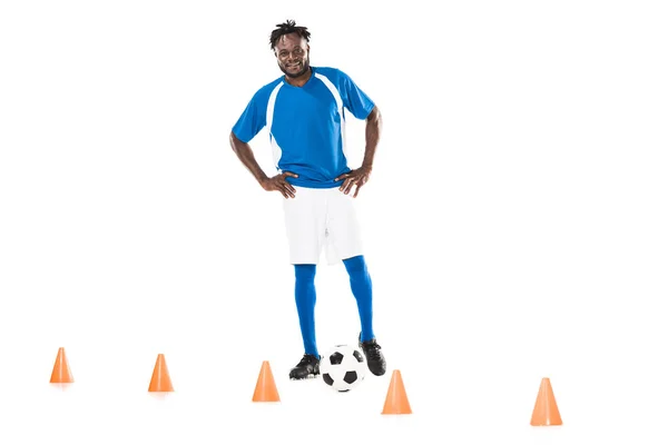 Glücklicher Junger Afrikanischer Fußballspieler Beim Training Mit Ball Und Markierungskegel — kostenloses Stockfoto