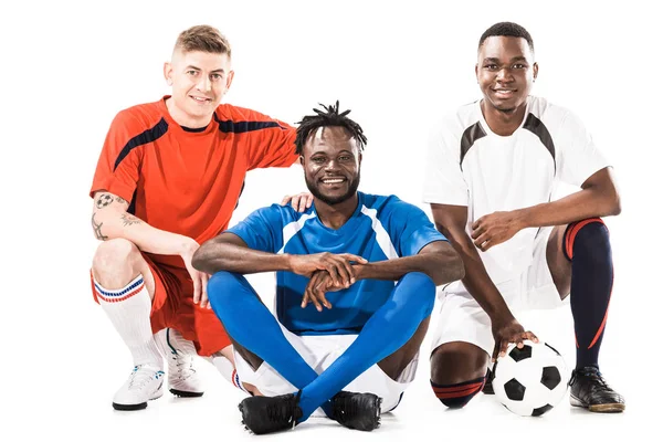 欢快的年轻多民族足球运动员微笑着在白色的相机隔离 — 图库照片