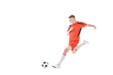 genç sporcu üzerinde beyaz izole futbol oynarken görünümünü tam uzunlukta