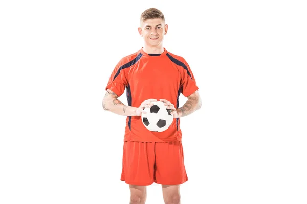 ハンサムな若いサッカー選手ボールを押しながら白で隔離カメラに笑顔 — ストック写真