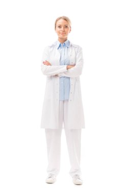 çapraz kolları üzerinde beyaz izole kamera bakıyor olan çekici genç bir kadın doktor