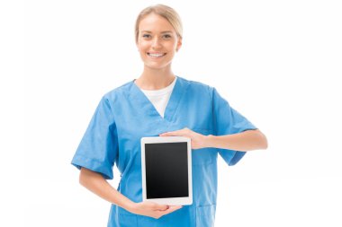 boş ekran üzerinde beyaz izole ile tablet tutan gülümseyen genç hemşire