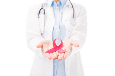 bir kadın doktor AIDS bilinçlendirme kırmızı kurdele simgesi üzerinde beyaz izole holding Beyaz paltolu kırpılmış atış