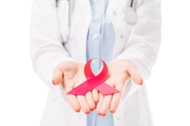 bir kadın doktor AIDS bilinçlendirme kırmızı kurdele simgesi üzerinde beyaz izole tutan kırpılmış atış
