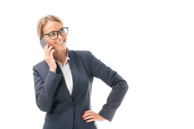 telefonla konuşurken ve dış saha üzerinde izole beyaz görünümlü gülümseyen genç iş kadını
