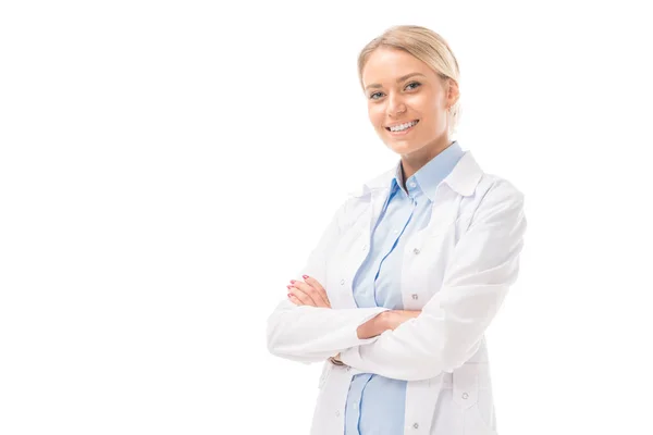 Felice Giovane Medico Donna Con Braccia Incrociate Guardando Fotocamera Isolata — Foto Stock