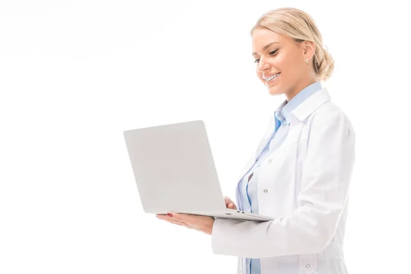 Χαρούμενος Νεαρός Γιατρός Θηλυκό Εργάζονται Φορητό Υπολογιστή Που Απομονώνονται Λευκό — Φωτογραφία Αρχείου