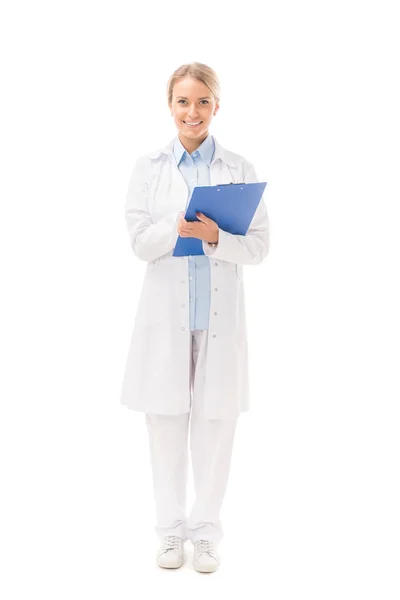 Sonriente Joven Doctora Escribiendo Portapapeles Mirando Cámara Aislada Blanco — Foto de stock gratis