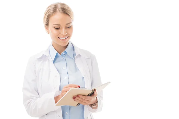 Heureux Jeune Femme Médecin Écrit Dans Cahier Isolé Sur Blanc — Photo