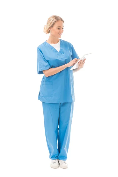 Feliz Joven Enfermera Trabajando Con Tableta Digital Aislado Blanco — Foto de Stock