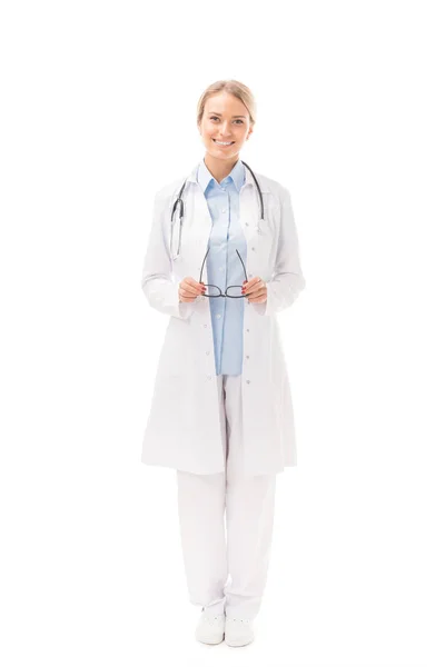 Güzel Genç Kadın Doktor Beyaz Ceket Üzerine Beyaz Izole Kamera — Stok fotoğraf