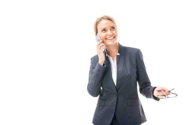 Uśmiechający Się Młoda Kobieta Interesu Rozmawia Przez Telefon Patrząc Białym — Zdjęcie stockowe