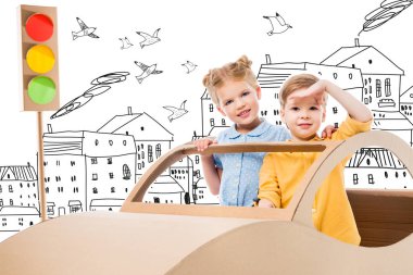 karton araba ve kuşlar ile çizilmiş şehirde trafik ışıkları oynamaya kardeşler