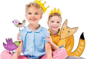 Adorable sarı kağıt kronlar, beyaz çizilmiş hayali fox ve kuşlar ile izole çocuklarda