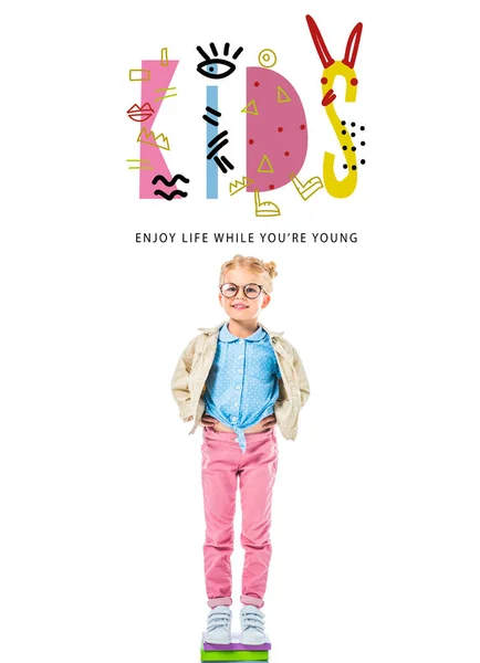 Uśmiechający Się Uczennica Stojący Stos Książek Białym Dzieci Cieszyć Się — Zdjęcie stockowe