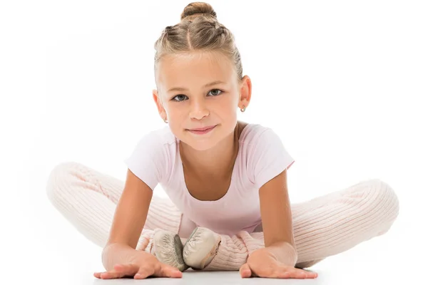 Adorable Pequeña Bailarina Estirándose Mirando Cámara Aislada Sobre Fondo Blanco — Foto de Stock