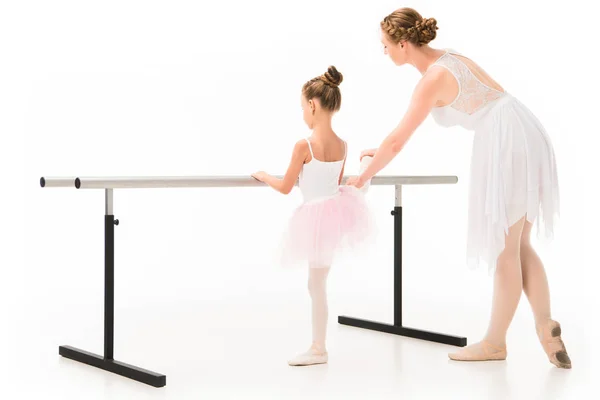Задний Вид Взрослой Учительницы Балетной Пачке Помогающей Маленькой Балерине Тренироваться — стоковое фото