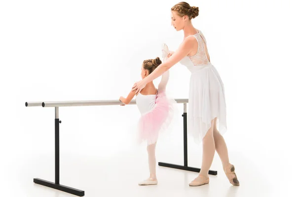 Вид Збоку Вчителя Жіночої Вправи Допомагає Маленькій Балерині Тренуватися Балеті — стокове фото