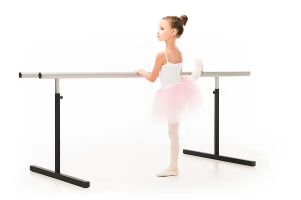 Zijaanzicht Van Kleine Ballerina Tutu Pointe Schoenen Beoefenen Ballet Barre — Gratis stockfoto