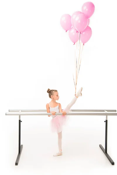 Vista Lateral Pequeña Bailarina Tutú Practicando Con Globos Rosados Envueltos — Foto de Stock