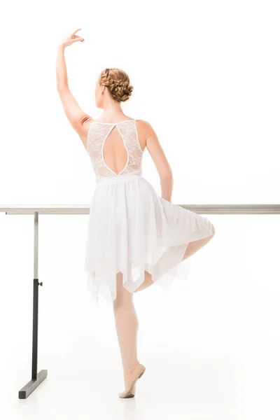 Vista Trasera Bailarina Zapatos Tutú Puntas Practicando Stand Barra Ballet — Foto de stock gratis