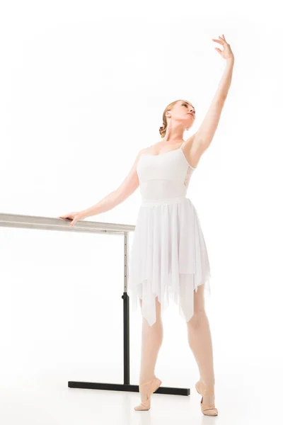 Elegante Bailarina Tutú Zapatos Puntiagudos Practicando Soporte Barra Ballet Aislado — Foto de stock gratis
