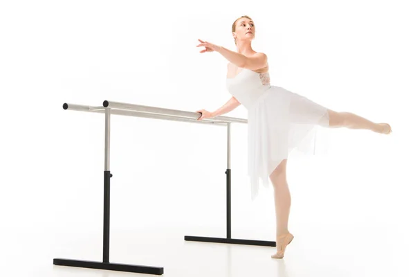 Bela Bailarina Tutu Aponte Sapatos Exercitando Ballet Barre Stand Isolado — Fotografia de Stock