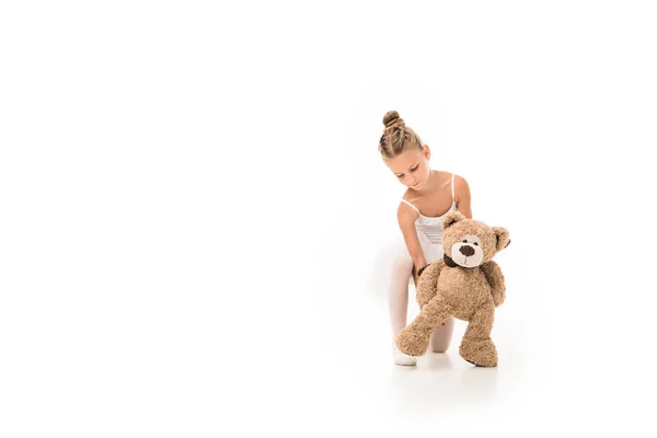 Kleine Ballerina Tutu Sitzt Mit Teddybär Isoliert Auf Weißem Hintergrund — Stockfoto