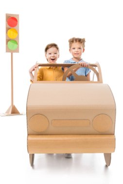 sevimli çocuklara karton ile trafik ışıkları beyaz arka plan üzerinde araba 