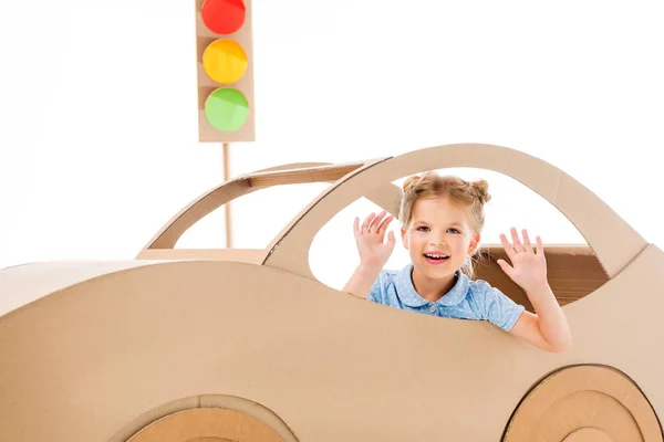 Возбужденный Ребенок Играет Картонный Автомобиль Светофоры Изолированные Белом — стоковое фото