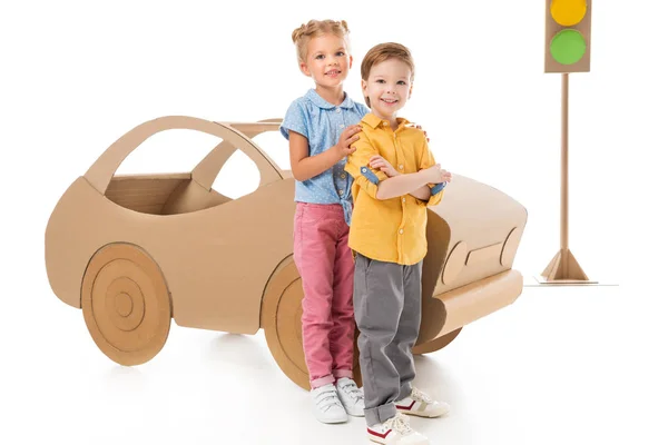 Niños Felices Posando Cerca Coches Cartón Semáforos Blanco — Foto de Stock