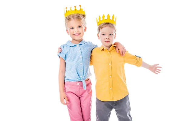 Adorables Niños Coronas Papel Amarillo Abrazando Mirando Cámara Aislados Blanco — Foto de Stock