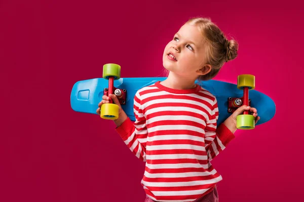 Entzückende Stilvolle Kind Posiert Mit Penny Board Isoliert Auf Rot — Stockfoto