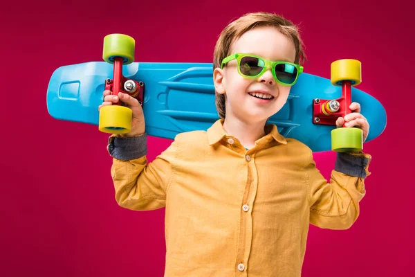 Elegante Niño Sonriente Gafas Sol Posando Con Penny Board Aislado — Foto de Stock