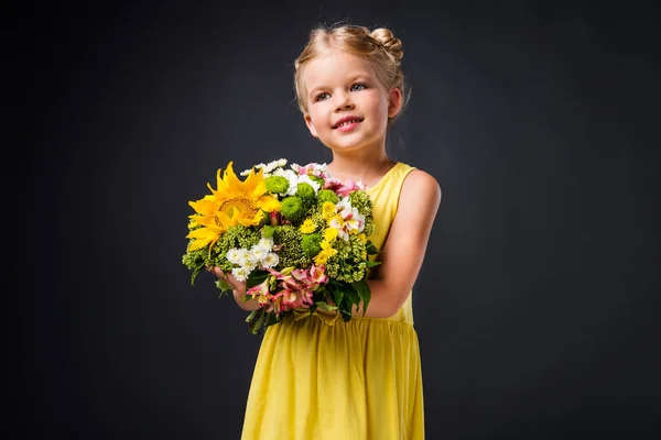 Adorável Criança Feliz Vestido Amarelo Segurando Buquê Isolado Cinza — Fotografia de Stock
